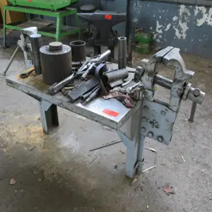 Stól montazowy z dwoma imadlami