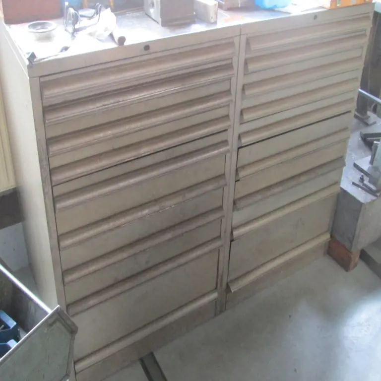 2 Teleskopschubladenschränke