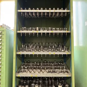 Schrank mit SK40-Werkzeughaltern