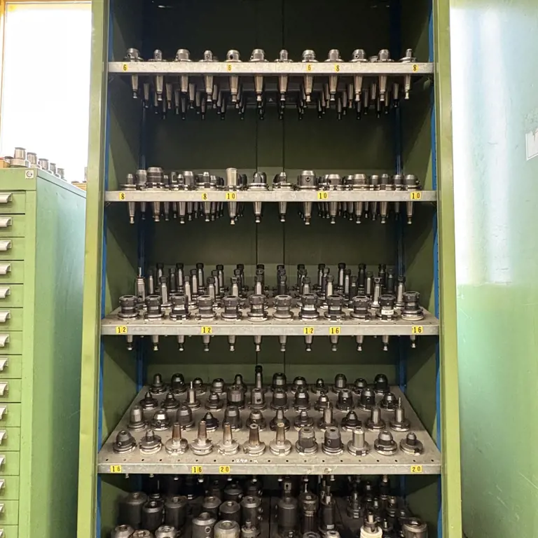 Schrank mit SK40-Werkzeughaltern