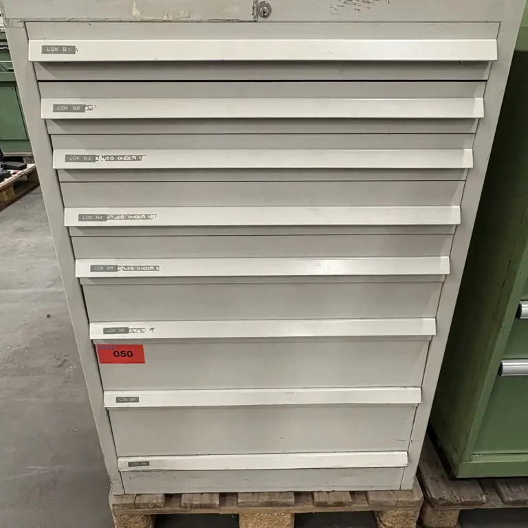 Schrank mit Inhalt