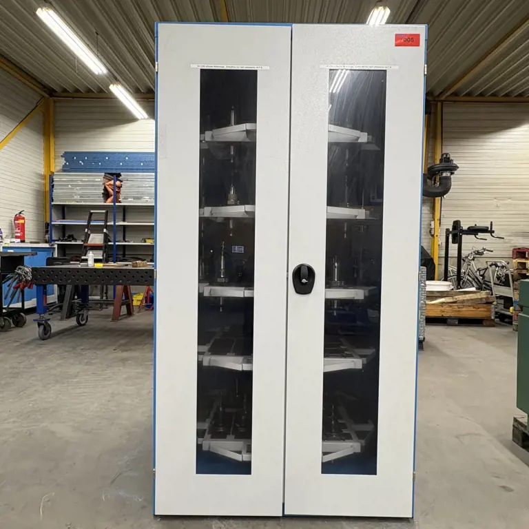 Schrank mit SK50-Werkzeughaltern und Werkzeugen HAIMER