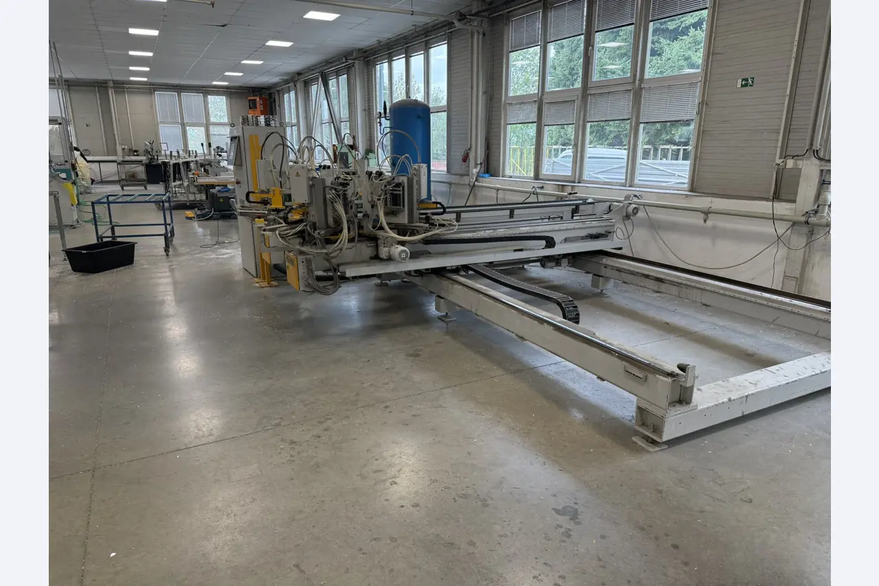 Maschinen zur Herstellung von Kunststofffenstern-2