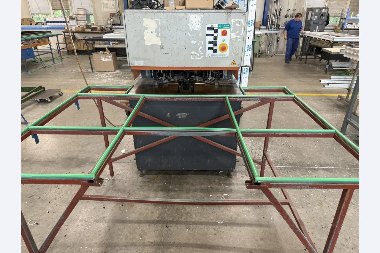 Máquinas para la fabricación de ventanas de plástico-1