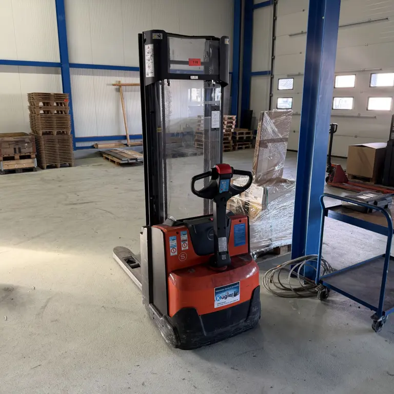 Electric pallet truck BT Staxio SWE120