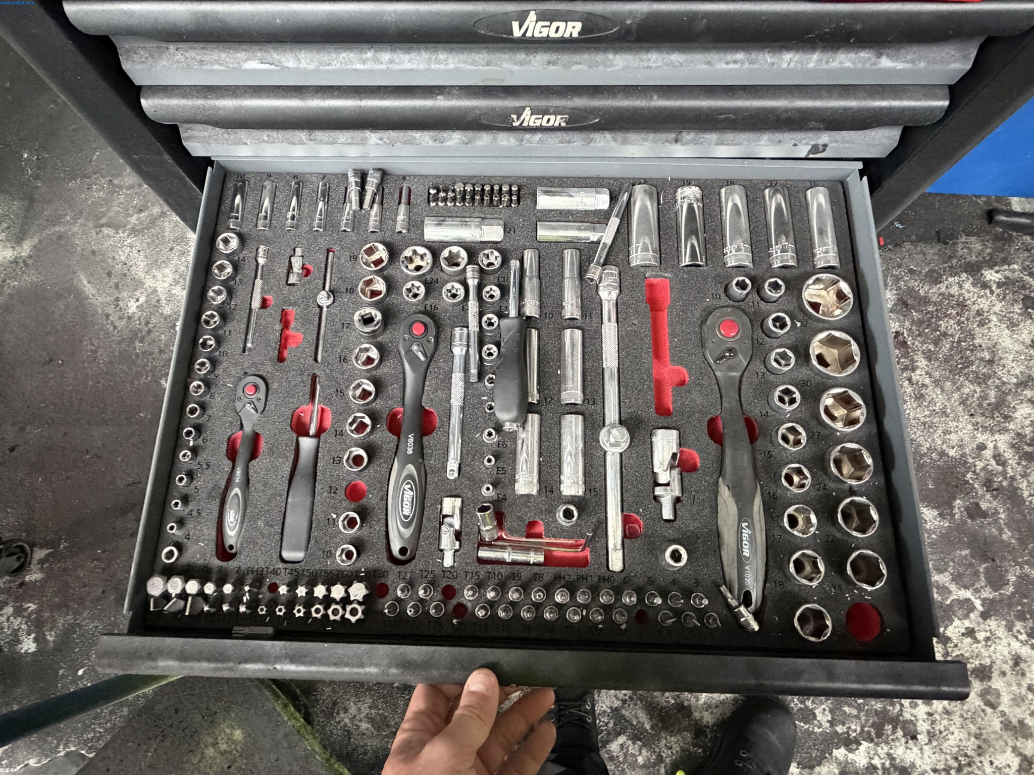 Operating equipment of a technical flocking company-5