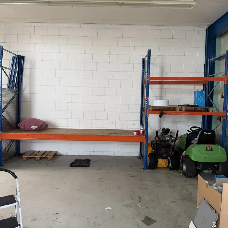 9 rm. Heavy duty shelving