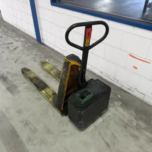 Electric pallet truck