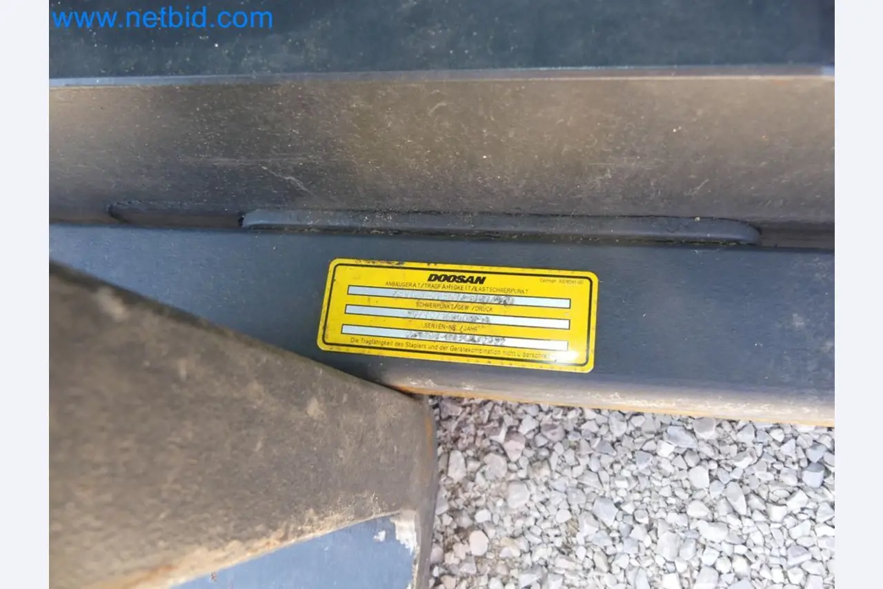 Diesel-Gabelstapler BOBCAT D30NXS und Kompakter Sägespalter UNIFOREST TITAN 53/40 Premium -11