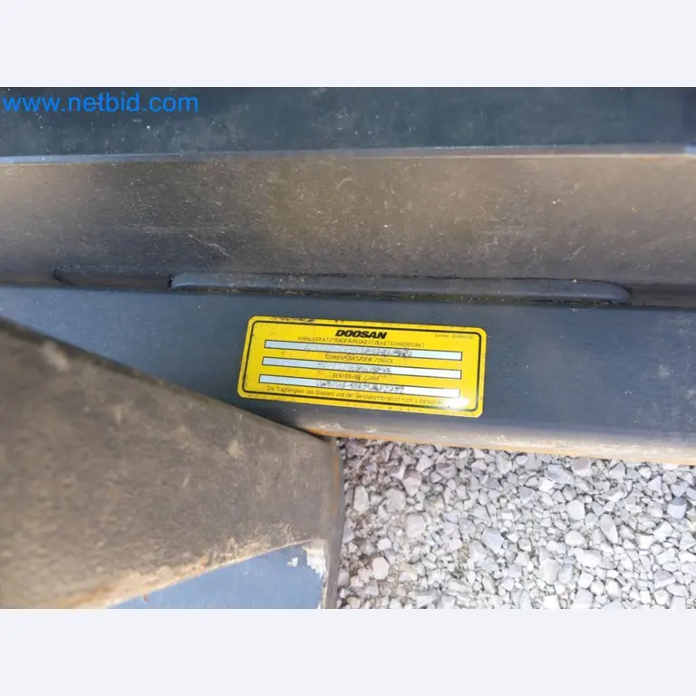 Diesel-Gabelstapler BOBCAT D30NXS und Kompakter Sägespalter UNIFOREST TITAN 53/40 Premium -11