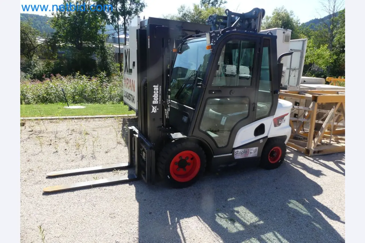 Diesel-Gabelstapler BOBCAT D30NXS und Kompakter Sägespalter UNIFOREST TITAN 53/40 Premium -12