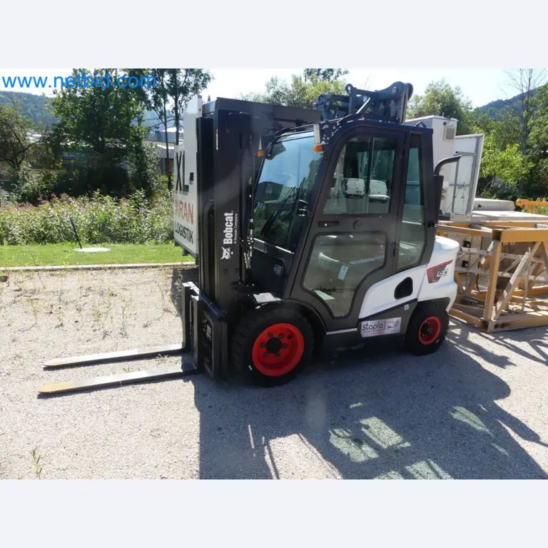 Diesel-Gabelstapler BOBCAT D30NXS und Kompakter Sägespalter UNIFOREST TITAN 53/40 Premium -12