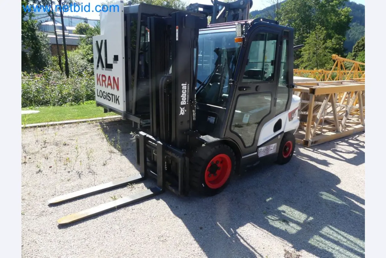 Diesel-Gabelstapler BOBCAT D30NXS und Kompakter Sägespalter UNIFOREST TITAN 53/40 Premium -1