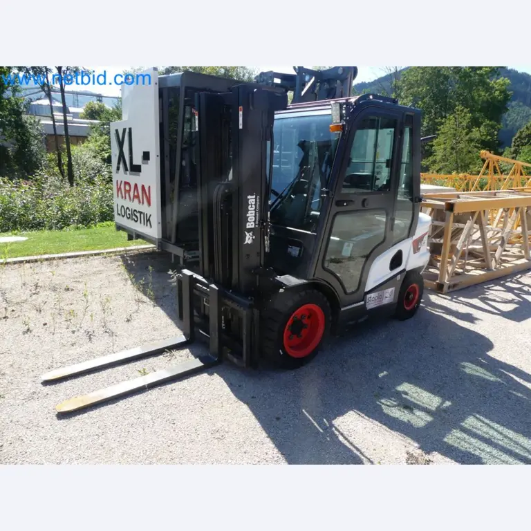 Diesel-Gabelstapler BOBCAT D30NXS und Kompakter Sägespalter UNIFOREST TITAN 53/40 Premium -1