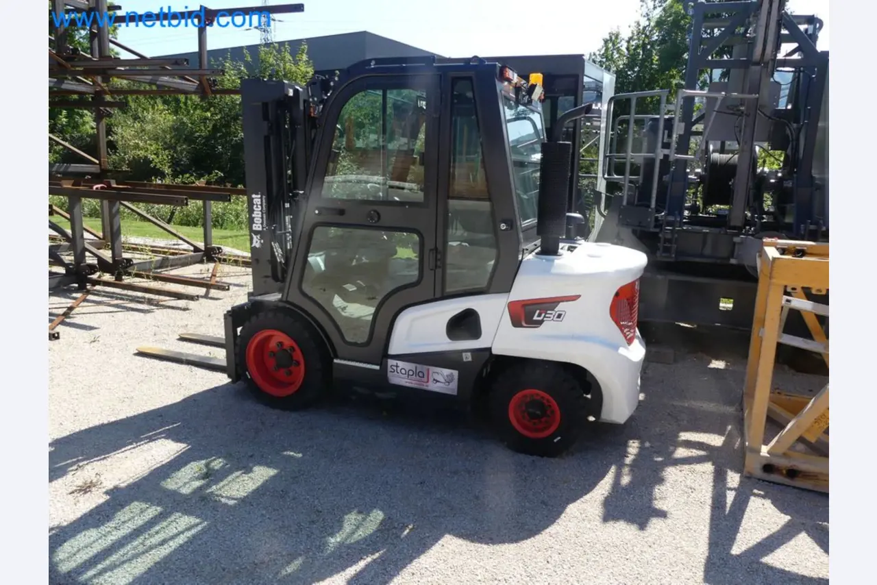 Diesel-Gabelstapler BOBCAT D30NXS und Kompakter Sägespalter UNIFOREST TITAN 53/40 Premium -43