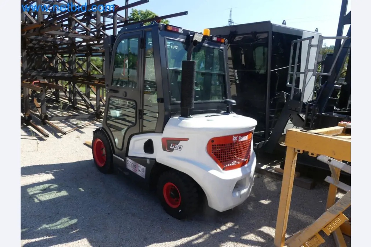 Diesel-Gabelstapler BOBCAT D30NXS und Kompakter Sägespalter UNIFOREST TITAN 53/40 Premium -45