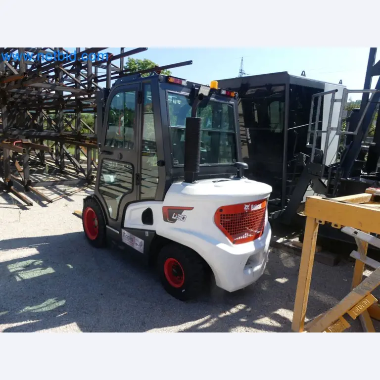 Diesel-Gabelstapler BOBCAT D30NXS und Kompakter Sägespalter UNIFOREST TITAN 53/40 Premium -45