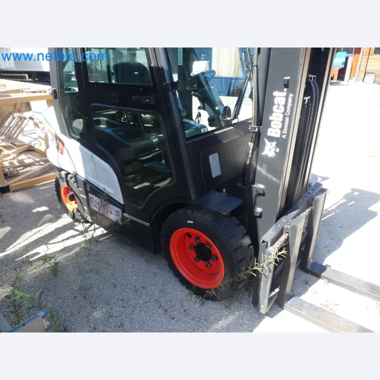 Diesel-Gabelstapler BOBCAT D30NXS und Kompakter Sägespalter UNIFOREST TITAN 53/40 Premium -5