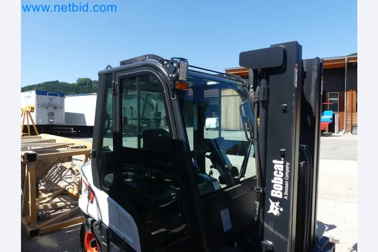 Diesel-Gabelstapler BOBCAT D30NXS und Kompakter Sägespalter UNIFOREST TITAN 53/40 Premium -6