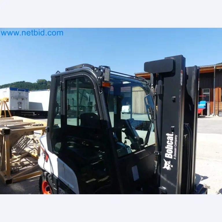 Diesel-Gabelstapler BOBCAT D30NXS und Kompakter Sägespalter UNIFOREST TITAN 53/40 Premium -6