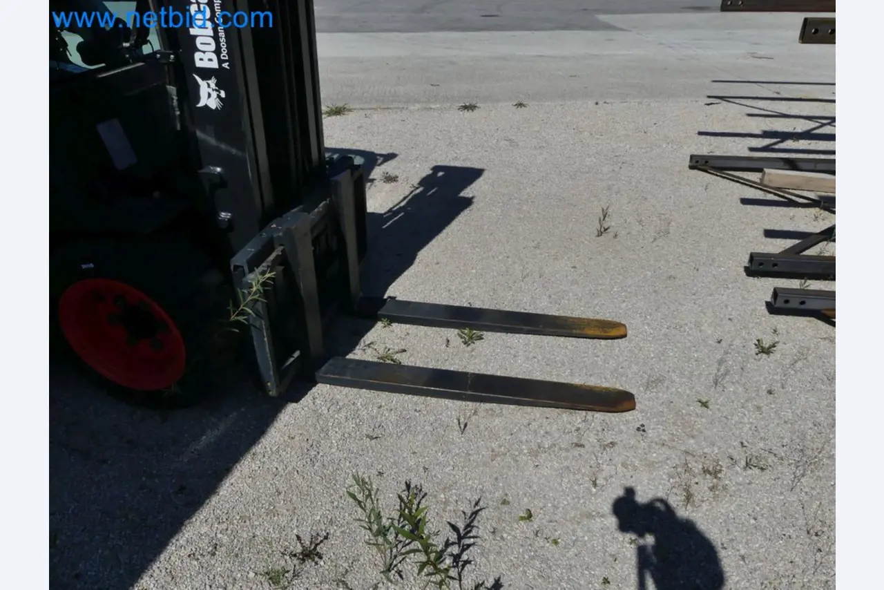 Diesel-Gabelstapler BOBCAT D30NXS und Kompakter Sägespalter UNIFOREST TITAN 53/40 Premium -7