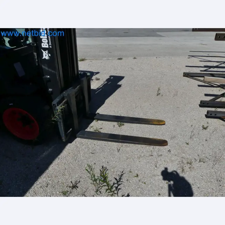 Diesel-Gabelstapler BOBCAT D30NXS und Kompakter Sägespalter UNIFOREST TITAN 53/40 Premium -7