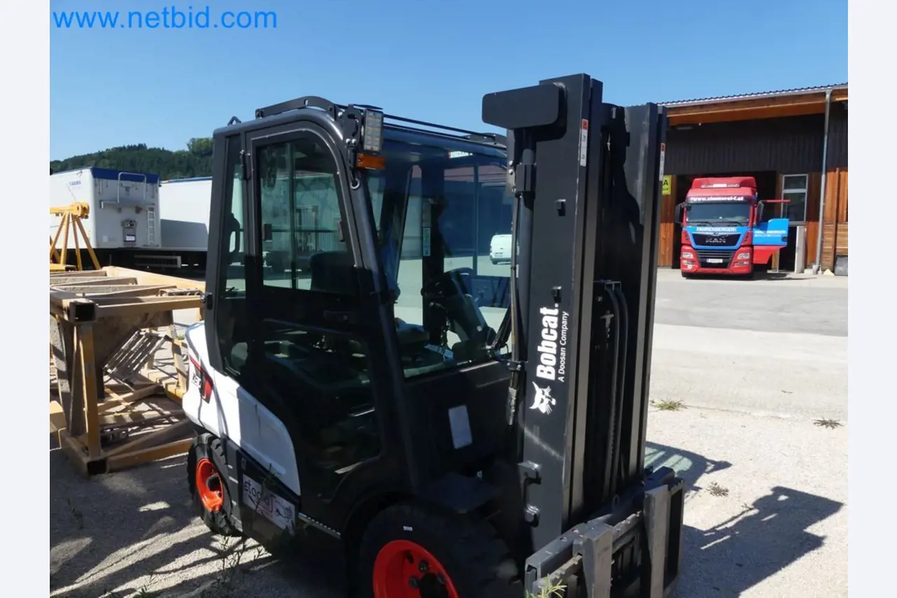 Diesel-Gabelstapler BOBCAT D30NXS und Kompakter Sägespalter UNIFOREST TITAN 53/40 Premium -8