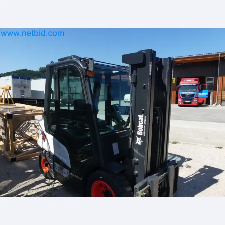 Diesel-Gabelstapler BOBCAT D30NXS und Kompakter Sägespalter UNIFOREST TITAN 53/40 Premium -8