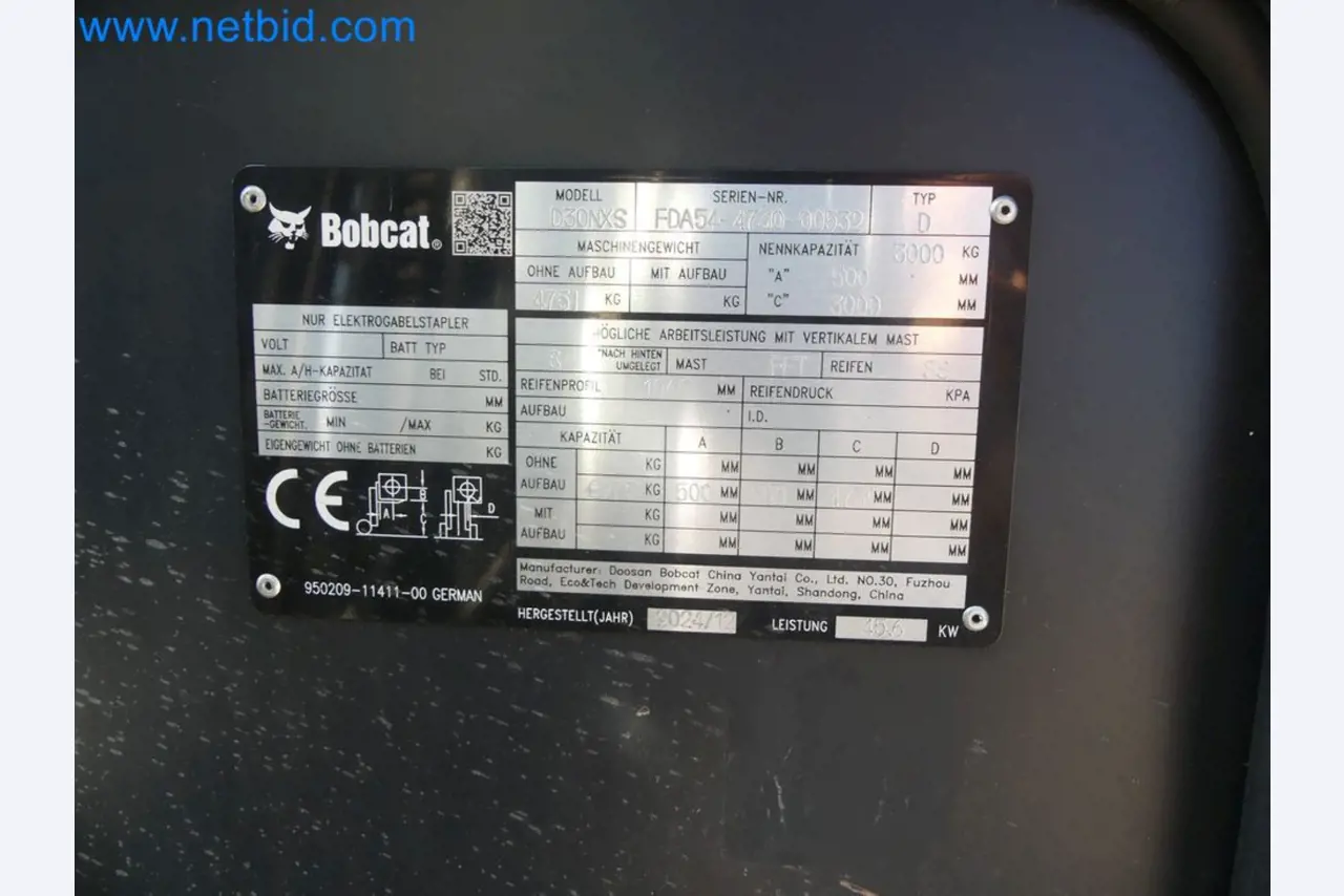 Diesel-Gabelstapler BOBCAT D30NXS und Kompakter Sägespalter UNIFOREST TITAN 53/40 Premium -9