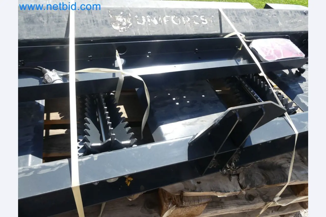 Diesel-Gabelstapler BOBCAT D30NXS und Kompakter Sägespalter UNIFOREST TITAN 53/40 Premium -40