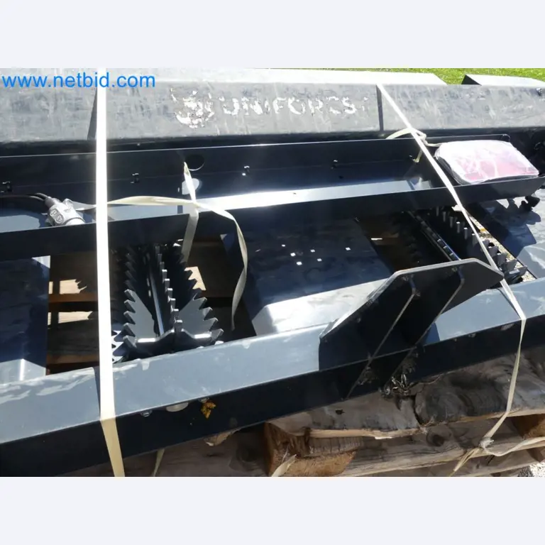 Diesel-Gabelstapler BOBCAT D30NXS und Kompakter Sägespalter UNIFOREST TITAN 53/40 Premium -40