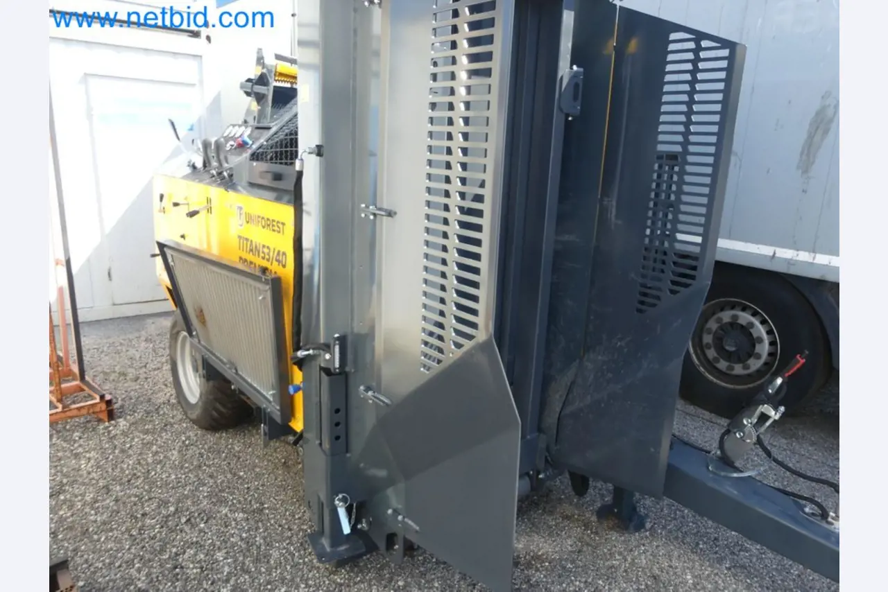 Diesel-Gabelstapler BOBCAT D30NXS und Kompakter Sägespalter UNIFOREST TITAN 53/40 Premium -45