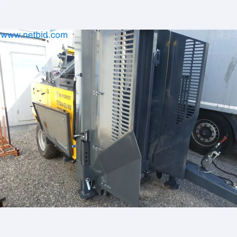 Diesel-Gabelstapler BOBCAT D30NXS und Kompakter Sägespalter UNIFOREST TITAN 53/40 Premium -45