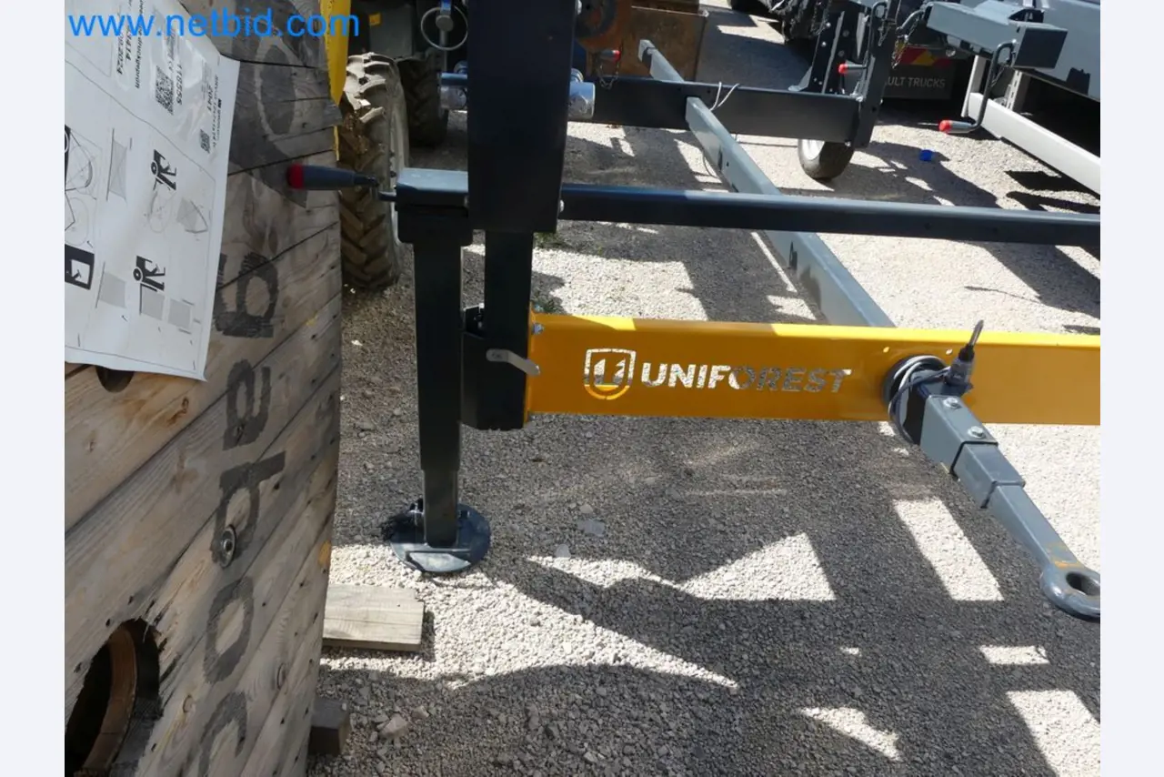 Diesel-Gabelstapler BOBCAT D30NXS und Kompakter Sägespalter UNIFOREST TITAN 53/40 Premium -53