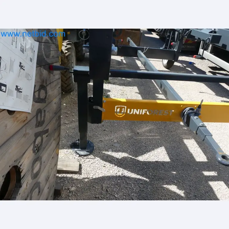 Diesel-Gabelstapler BOBCAT D30NXS und Kompakter Sägespalter UNIFOREST TITAN 53/40 Premium -53