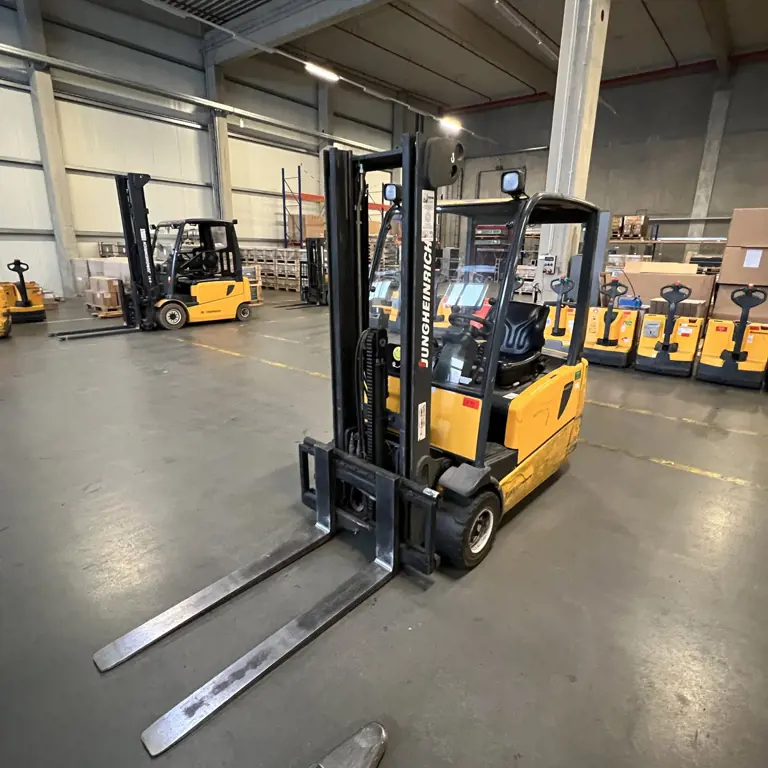 Tříkolový elektrický vysokozdvižný vozík Jungheinrich EFG220