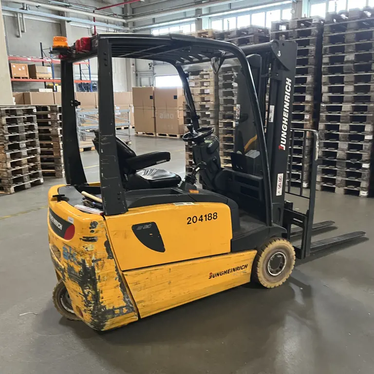 Tříkolový elektrický vysokozdvižný vozík Jungheinrich EFG216