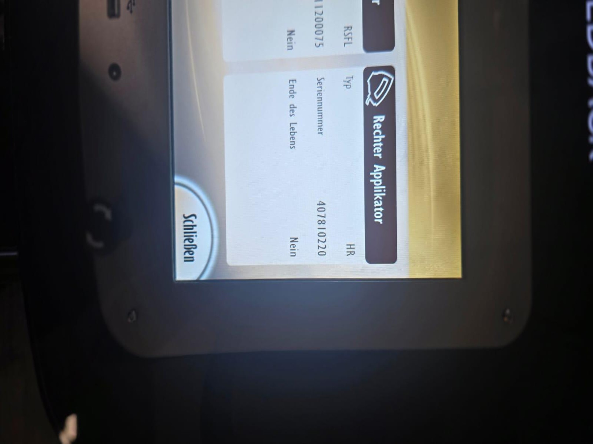 Mobiliario cuidado y de calidad de un salón de belleza-12