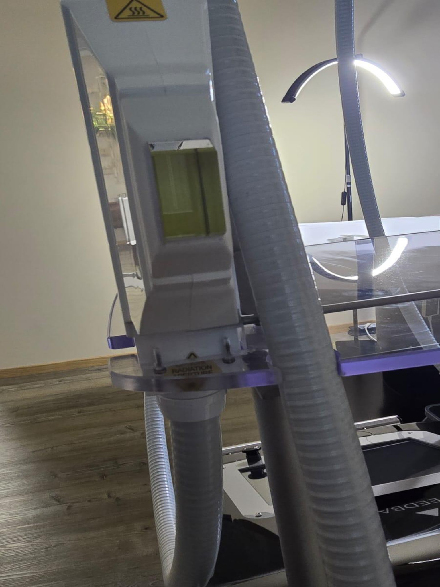 Mobiliario cuidado y de calidad de un salón de belleza-13