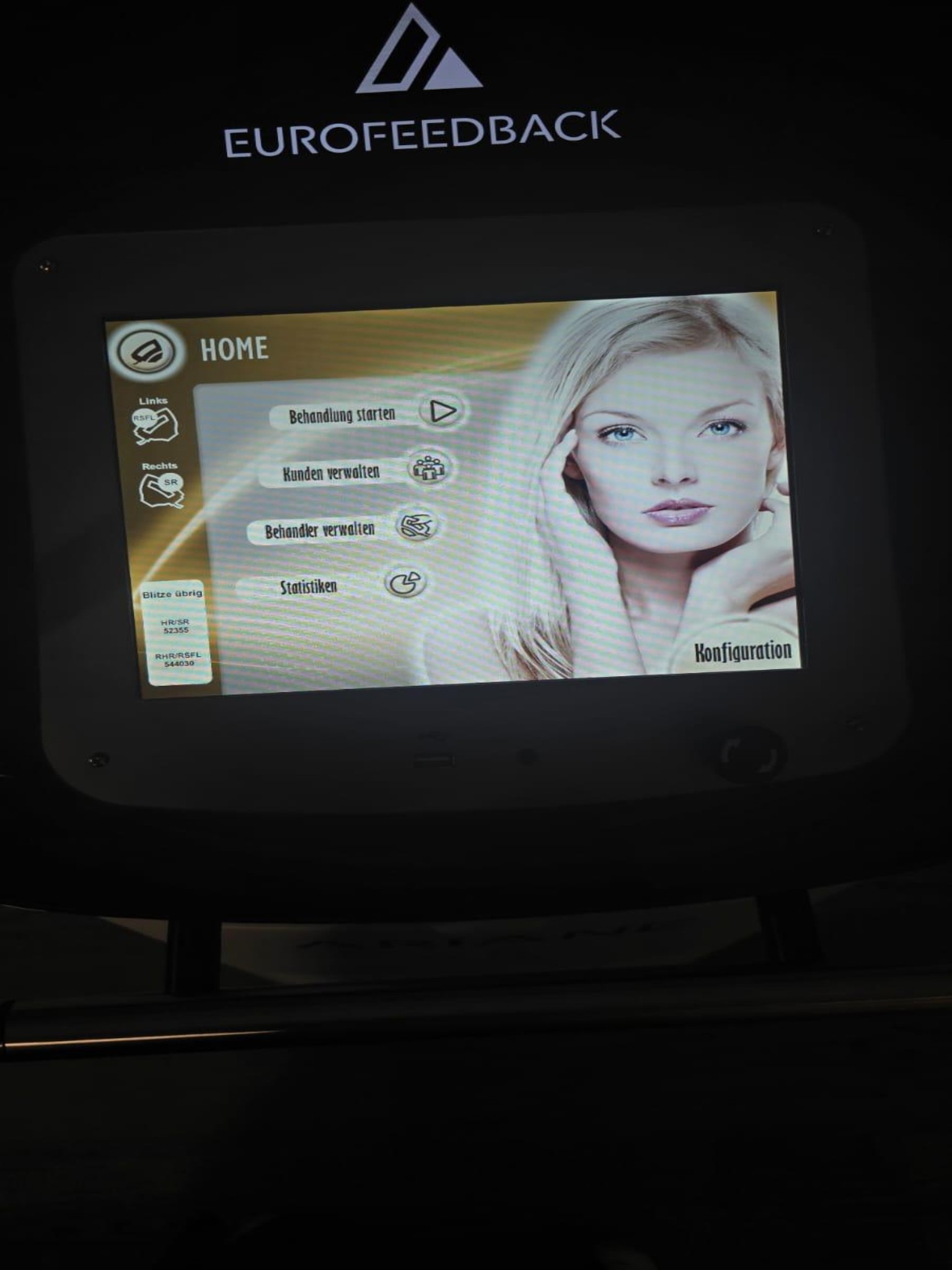 Mobiliario cuidado y de calidad de un salón de belleza-15