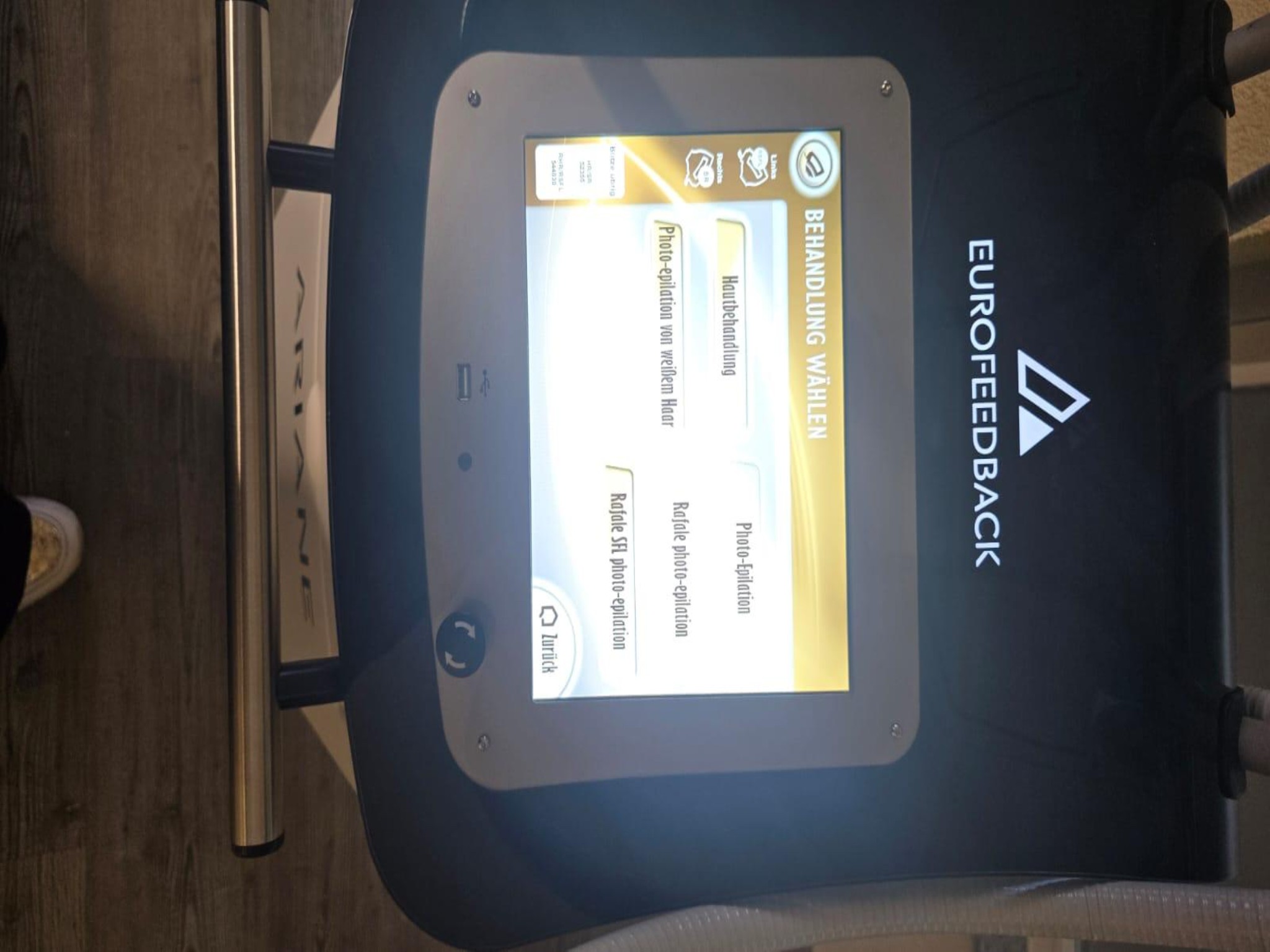 Mobiliario cuidado y de calidad de un salón de belleza-16