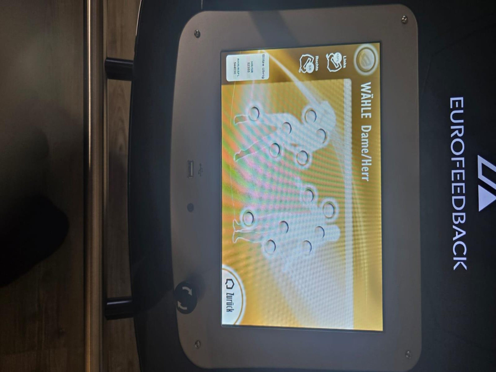 Mobiliario cuidado y de calidad de un salón de belleza-17