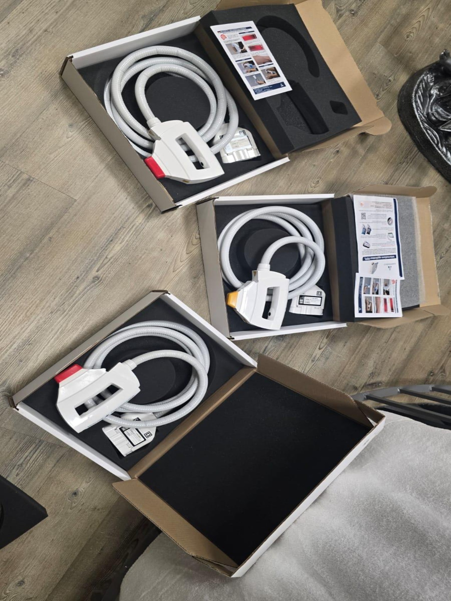 Mobiliario cuidado y de calidad de un salón de belleza-18