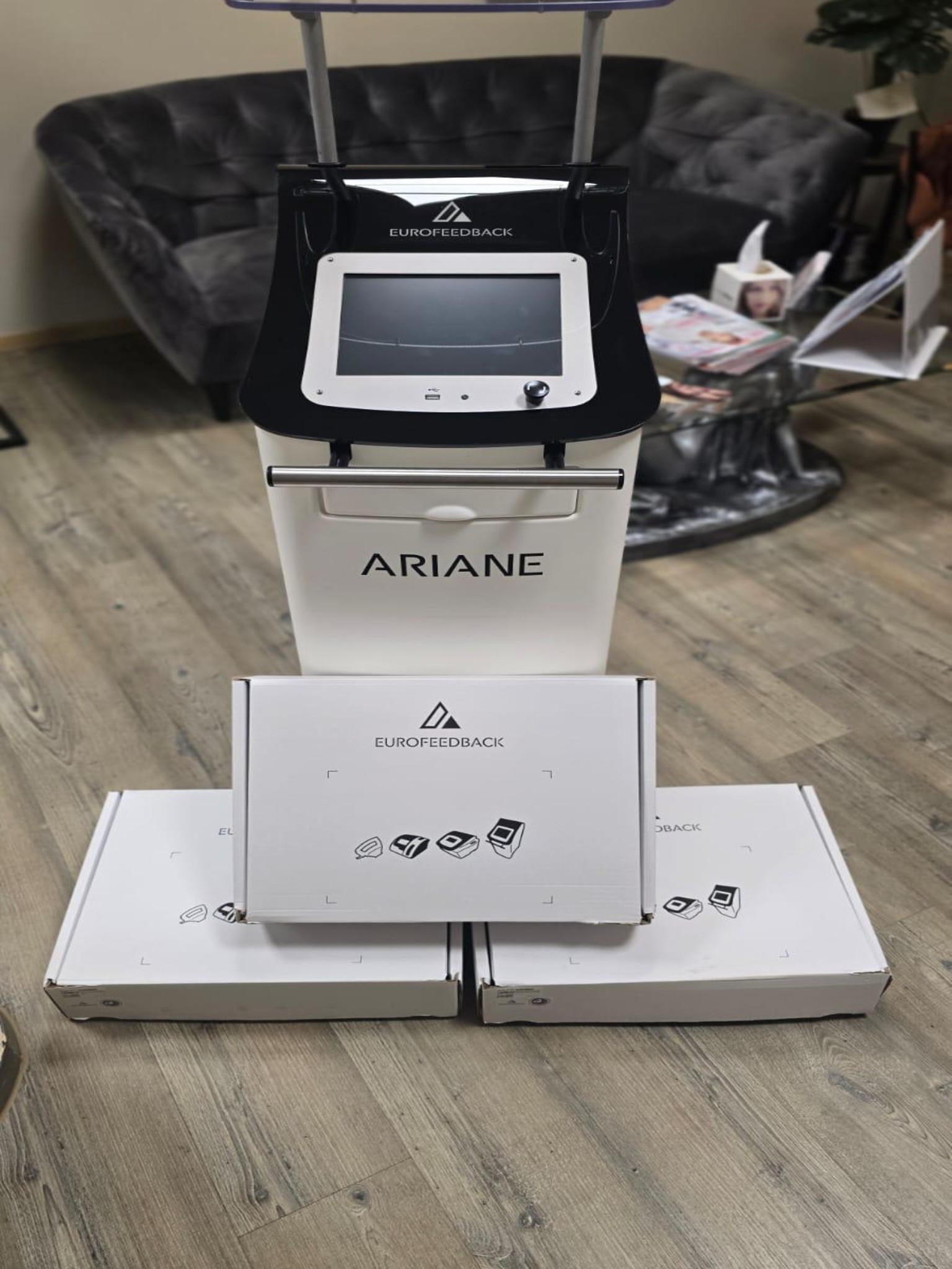 Mobiliario cuidado y de calidad de un salón de belleza-20