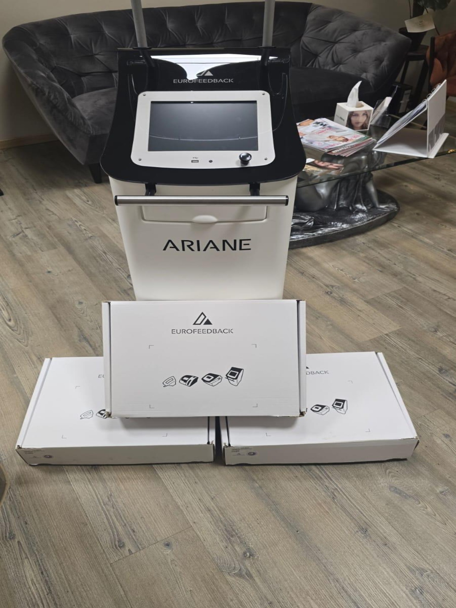 Mobiliario cuidado y de calidad de un salón de belleza-22