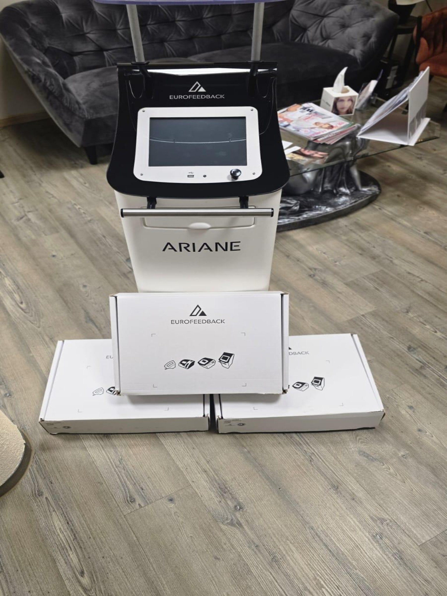 Mobiliario cuidado y de calidad de un salón de belleza-24