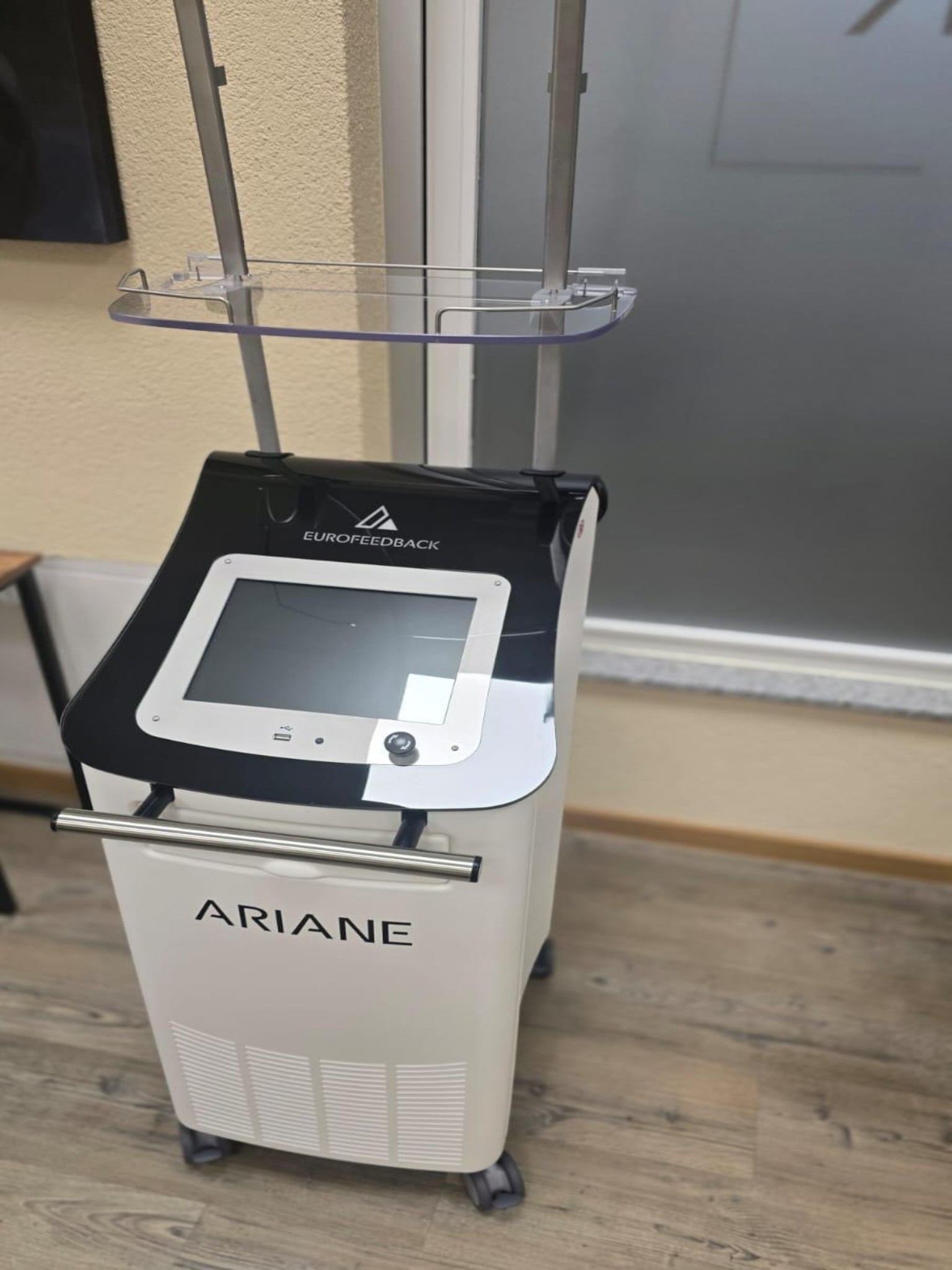 Mobiliario cuidado y de calidad de un salón de belleza-4