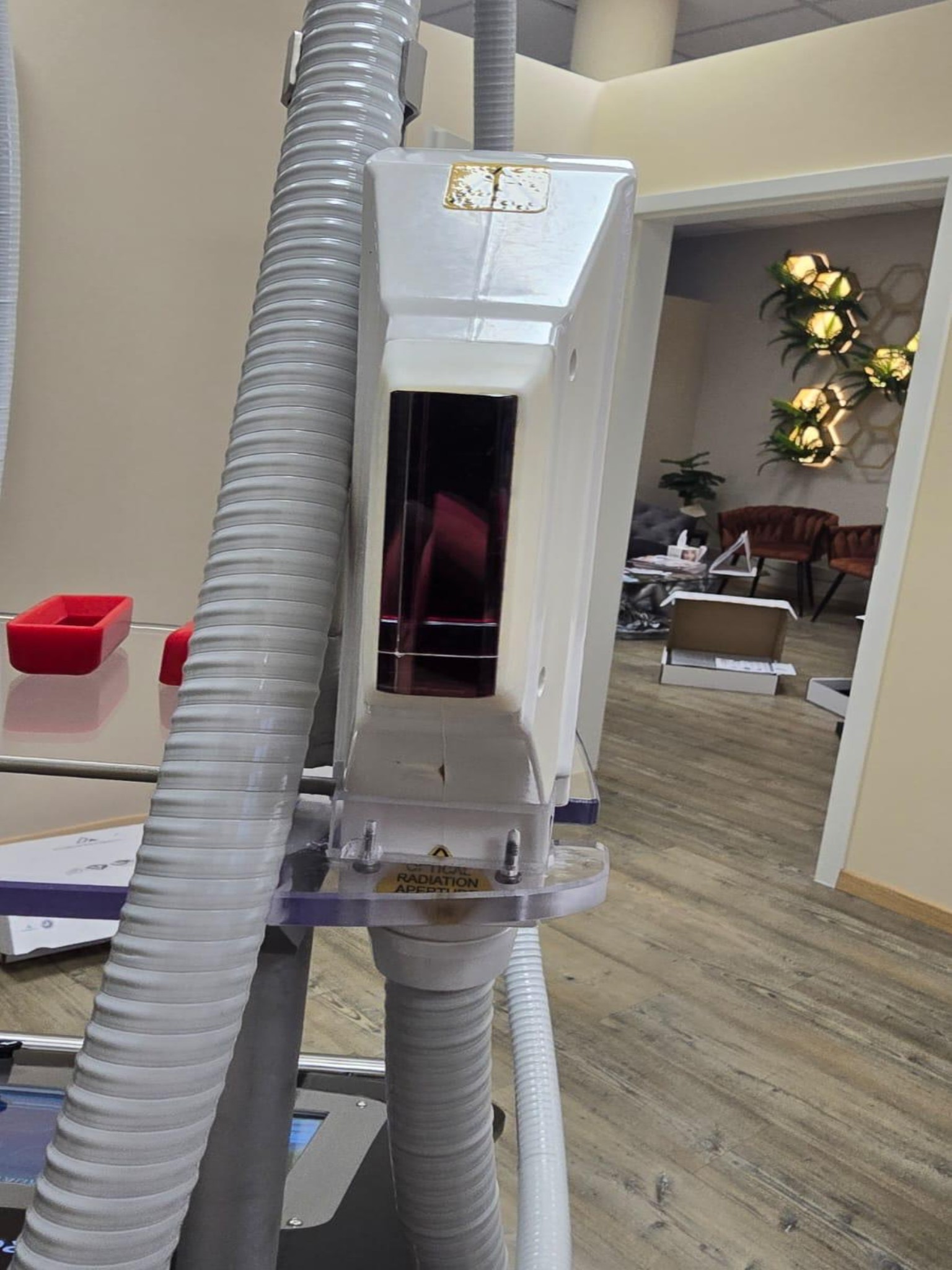 Mobiliario cuidado y de calidad de un salón de belleza-7