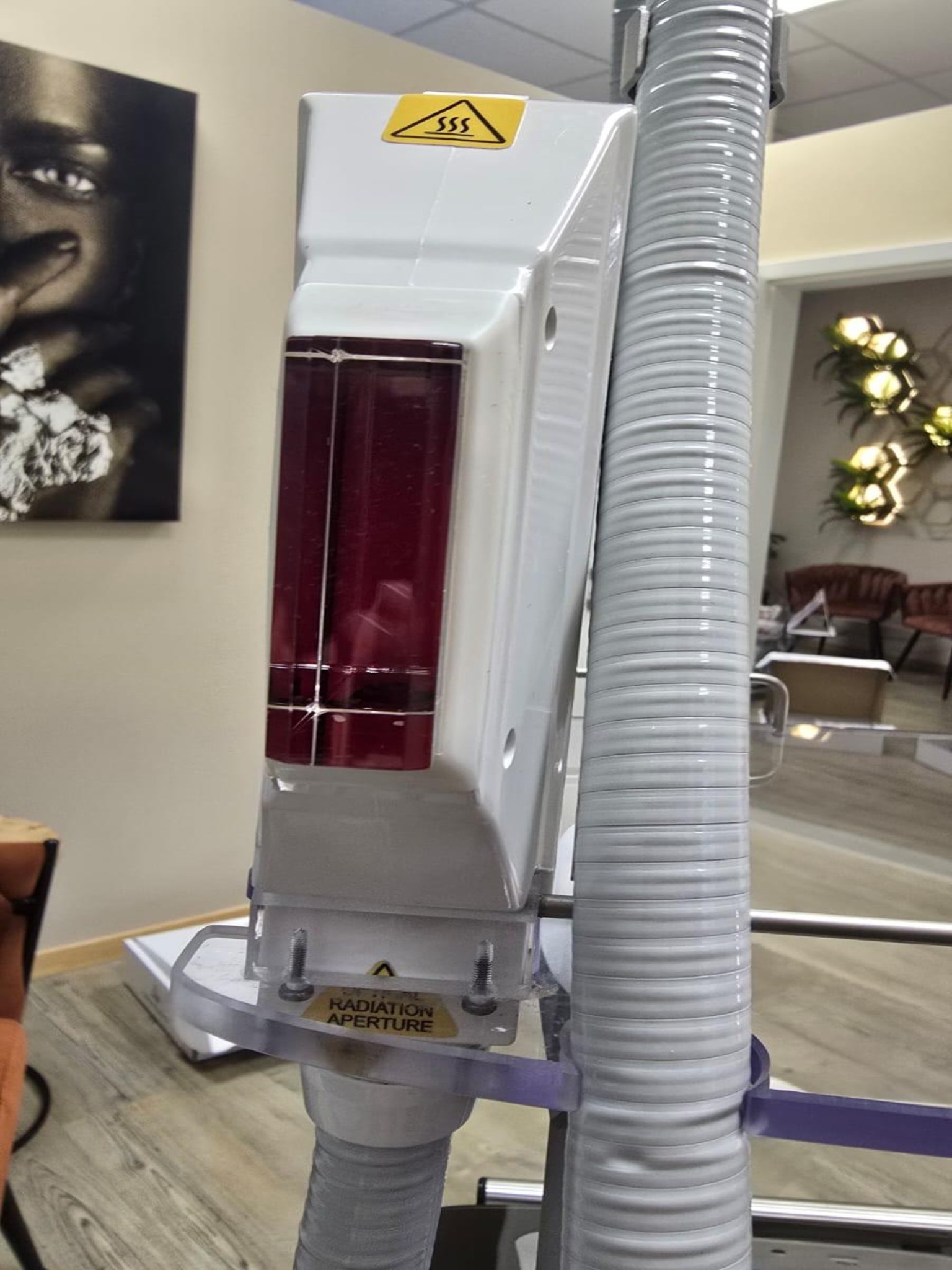 Mobiliario cuidado y de calidad de un salón de belleza-8