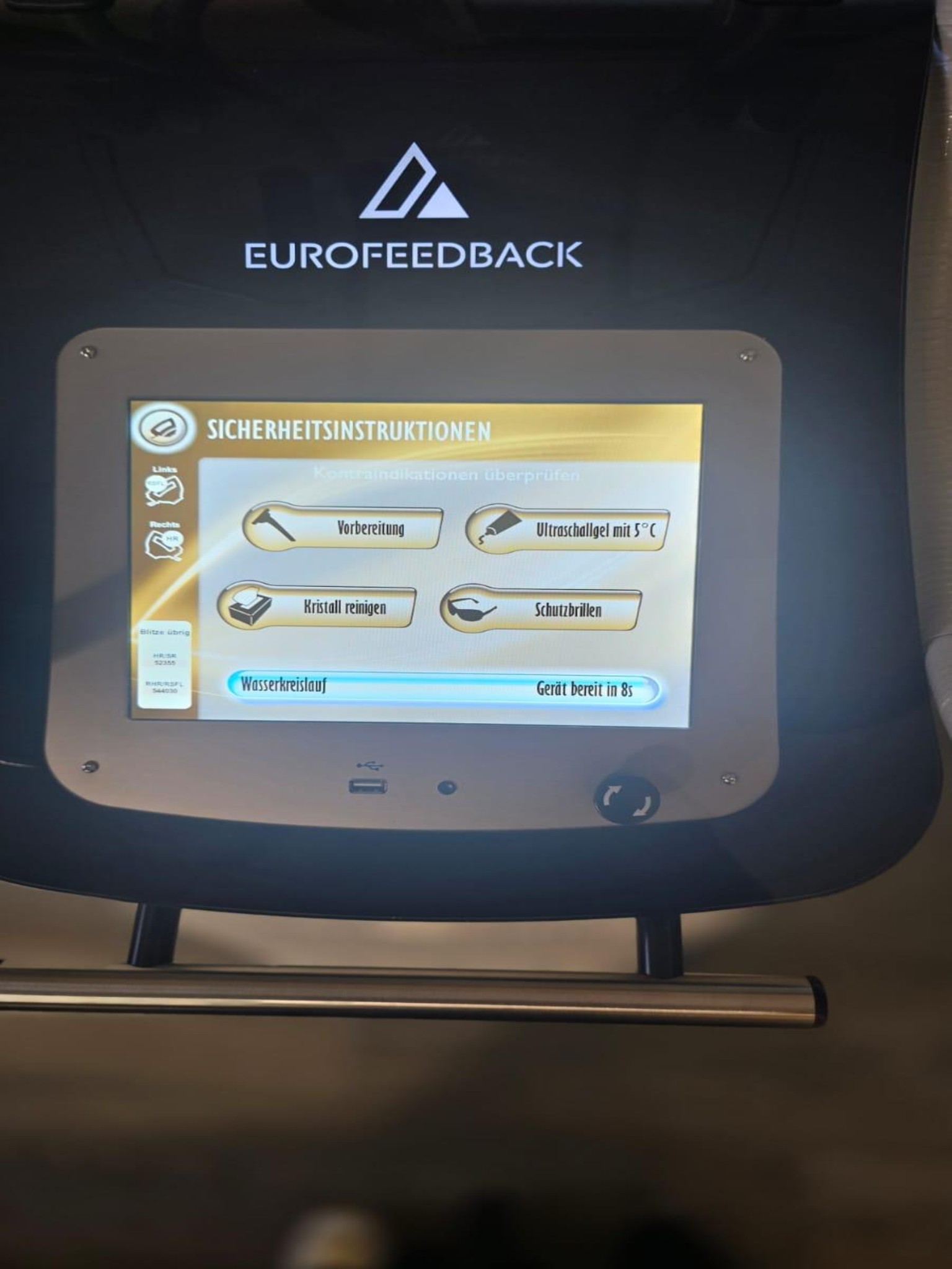 Mobiliario cuidado y de calidad de un salón de belleza-10